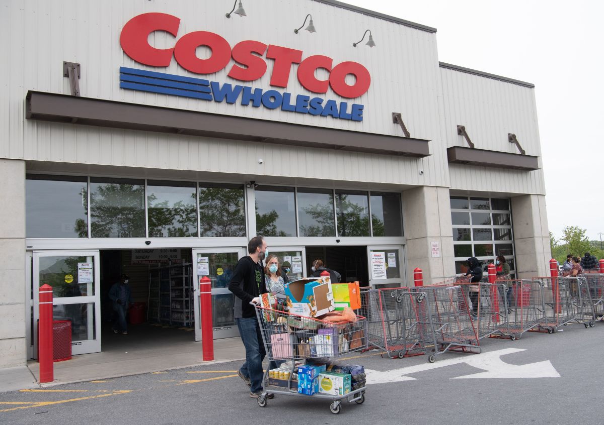 Una estrategia para ahorrar dinero al comprar en Costco es dividir los paquetes que compras a granel con un amigo.