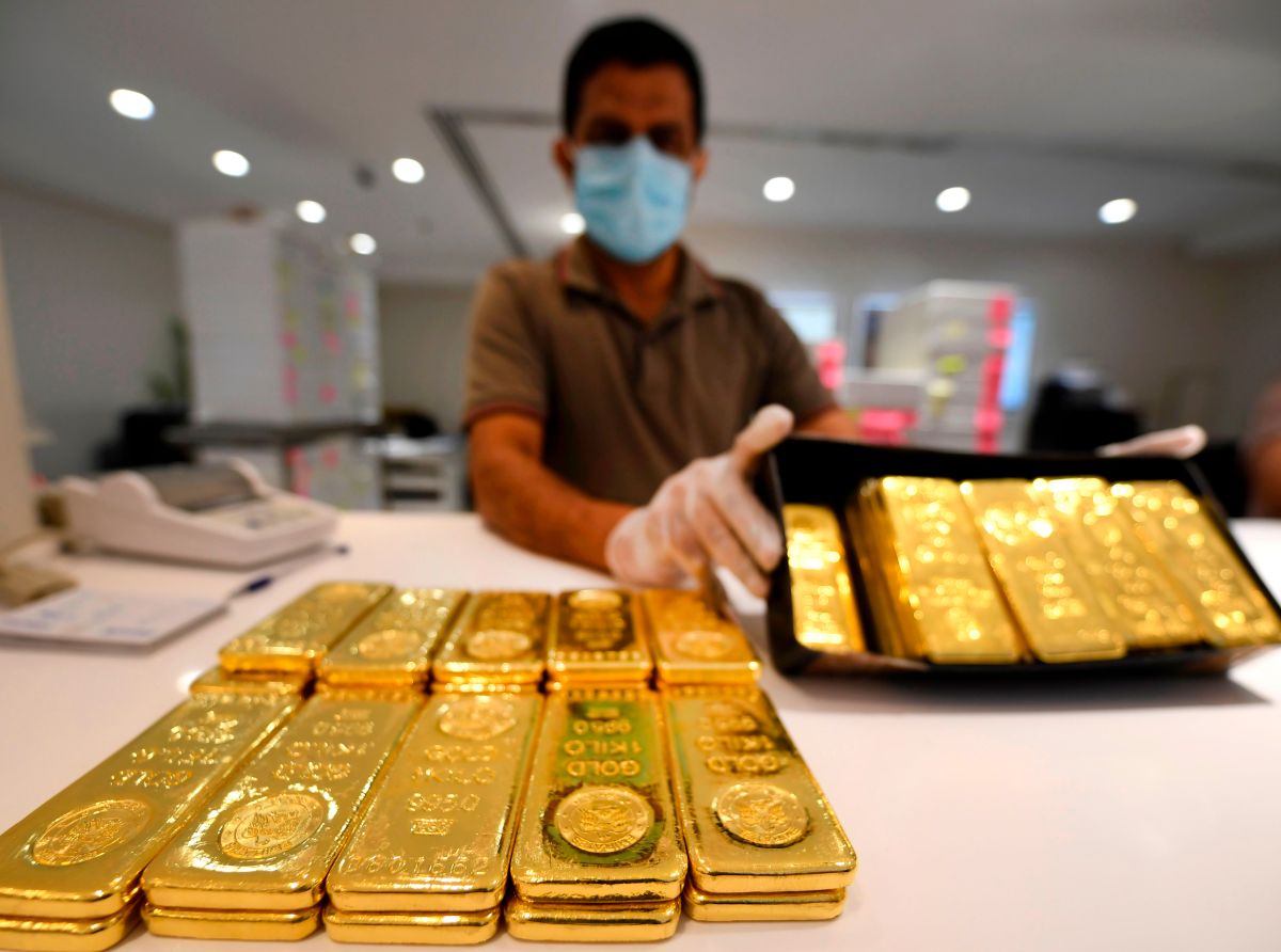 El precio de una onza de oro alcanzó un valor de $1,888 dólares.
