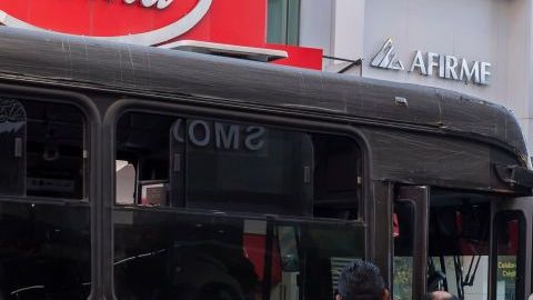 La grabación no muestra el momento en que el conductor nota la falta de su teléfono.