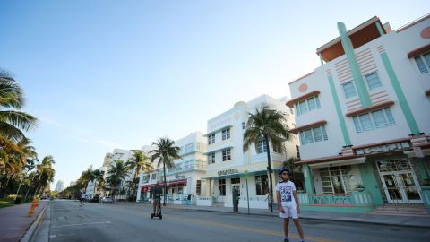 El emblemático paseo de Ocean Drive prácticamente vacío después de que ordenaran el cierre de hoteles y negocios no esenciales.