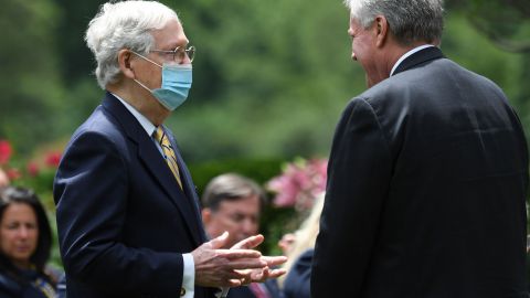 El senador Mitch McConnell y el jefe de Gabiente de la Casa Blanca, Mark Meadows.