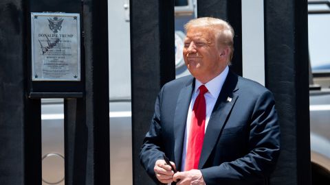 El 23 de junio, el presidente Trump fue a estampar su firma al muro fronterizo en Arizona.