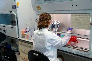 Optimismo con vacuna contra el coronavirus probada en Reino Unido
