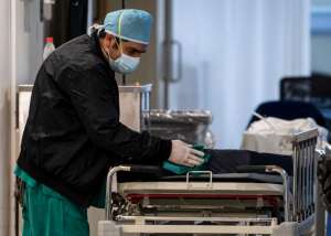 Médico enfermo se levanta de su camilla para salvar a paciente con lesión grave