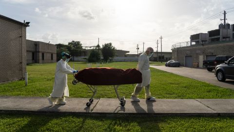 Enfermeros retiran un cuerpo de paciente de coronavirus en Houston.