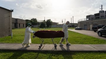 Enfermeros retiran un cuerpo de paciente de coronavirus en Houston.