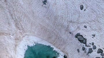 El color rosa en la nieve acelera el proceso de derretimiento.