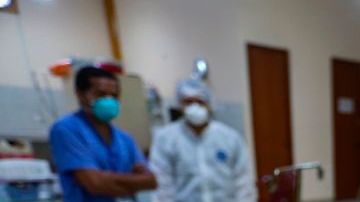 La madre notó que su pequeña tenía dificultades para caminar.