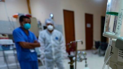 La madre notó que su pequeña tenía dificultades para caminar.