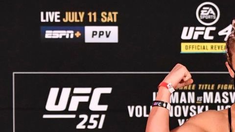 Paige VanZant en la ceremonia de pesaje de UFC 251.