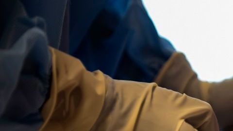 Bandas criminales han visto la pandemia como una oportunidad de negocio con pruebas y medicamentos ilegales.