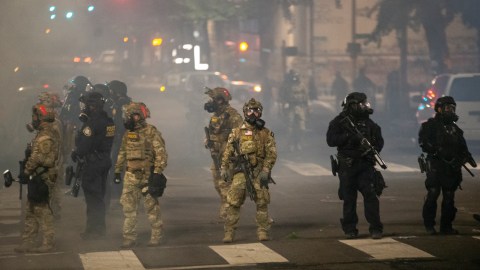 La alcaldesa de Chicago teme que la Administración Trump envíe agentes federales similares a los asignados en Portland.