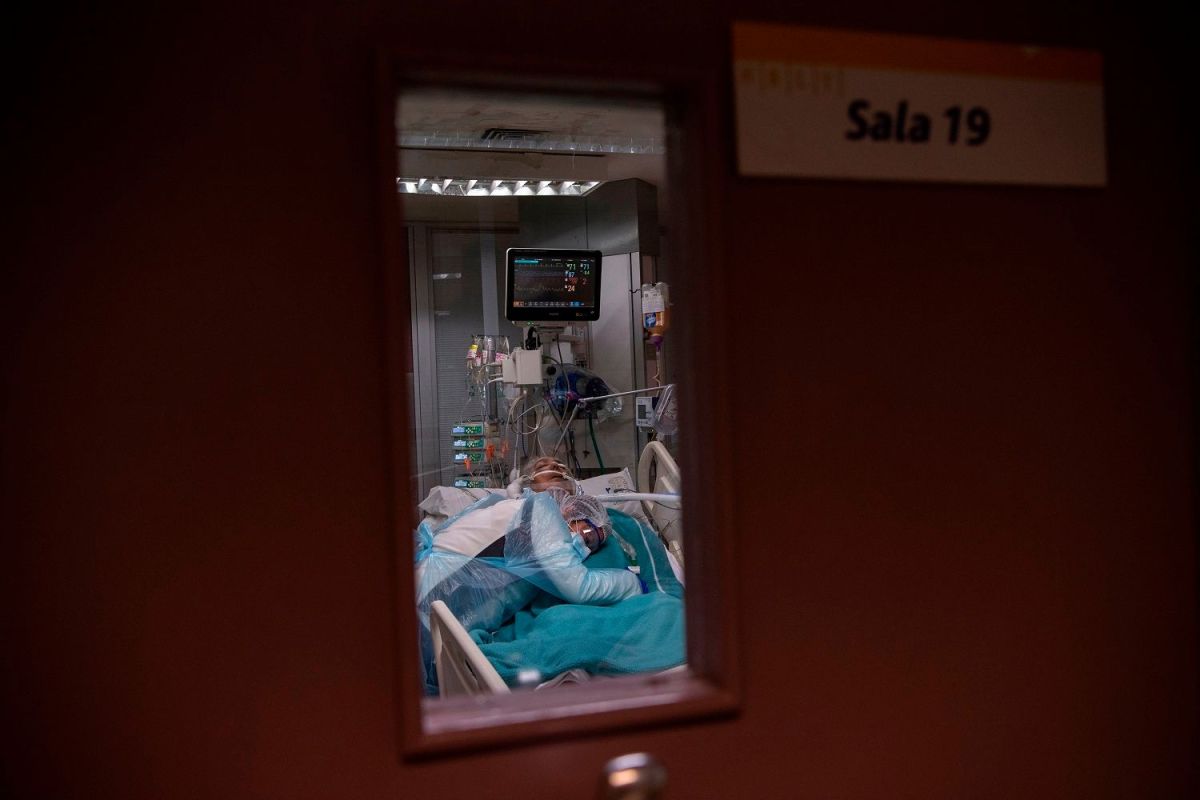 Una enfermera abraza a un paciente de COVID-19 en un hospital de Chile.