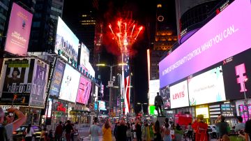 Los fuegos artificiales de Macy's iluminaron Times Square. /Getty Images