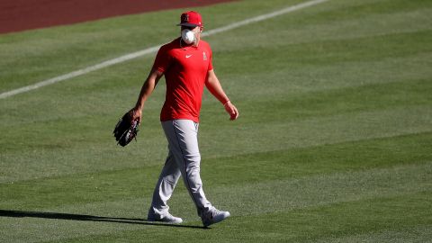 Mike Trout ya entrena con los Angels pero todavía no define si jugará la temporada.