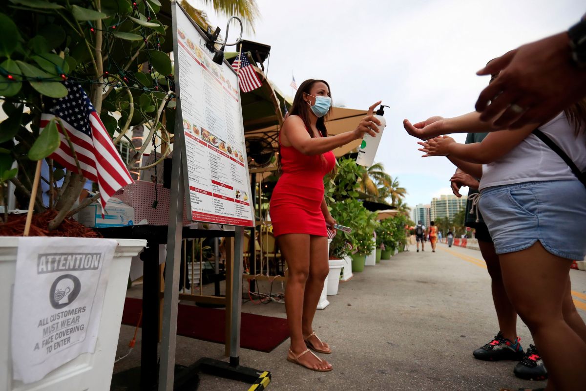 Cientos de turistas habían viajado a Miami Beach para pasar el fin de semana largo, pero el sur de la Florida se ha convertido en un posible epicentro de la pandemia.