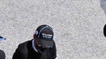 Lewis Hamilton arrodillándose previo al GP de Austria.