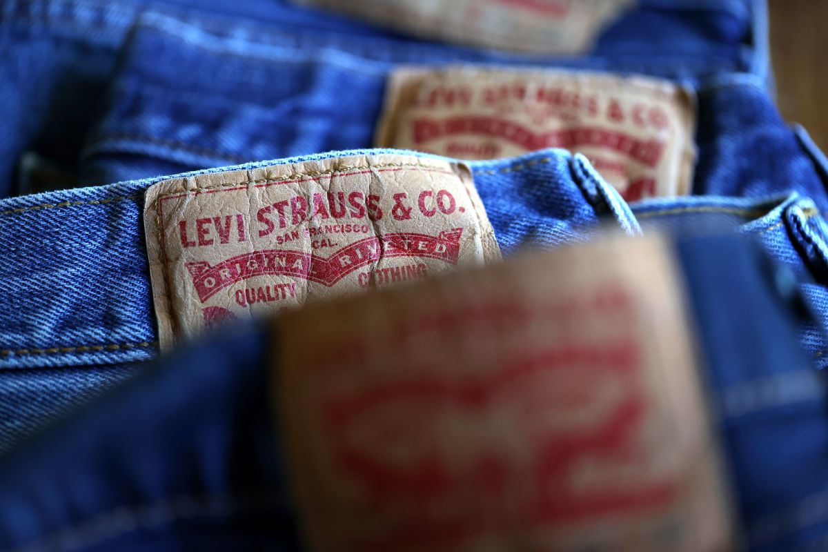 Las ventas de pantalones de mezclilla disminuyeron durante los últimos tres meses.
