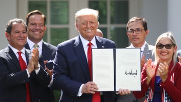 El presidente Trump firmó este jueves su iniciativa a favor de hispanos.