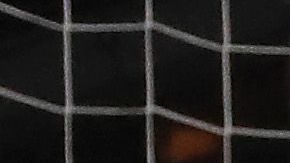 El portero Steve Clark ataja el penalti del Chicharito Hernández en jugada que fue clave en el partido.