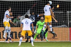 Defensa mexicano Oswaldo Alanís anota en la remontada del Earthquakes de San José