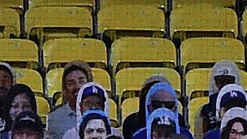 Enrique Hernández batea jonrón ante Conner Menez frente a fotos de aficionados.