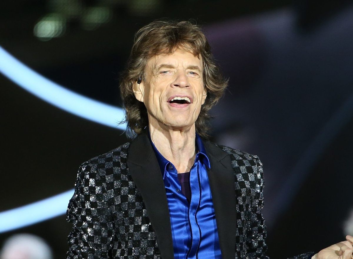 Mick Jagger visits a Rolling Stones fan bar but no one recognizes him