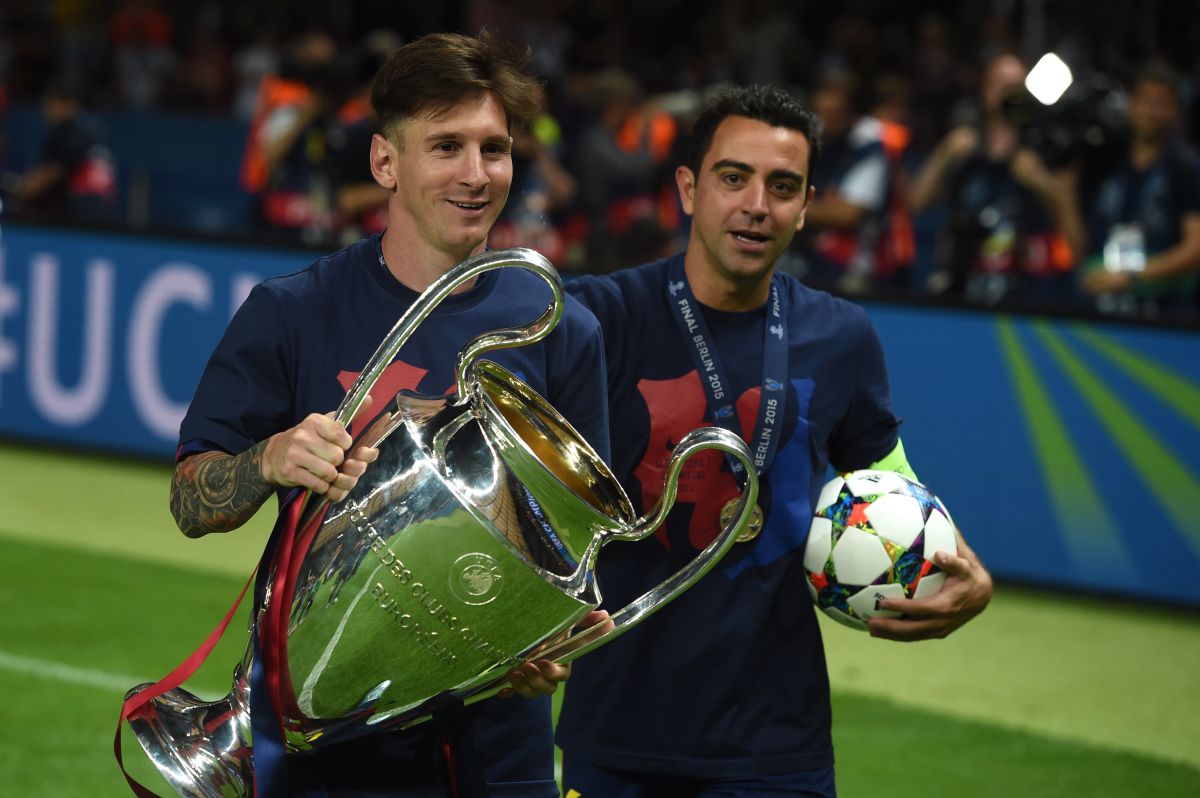 Messi y Xavi tras ganar la UEFA Champions League del 2015.