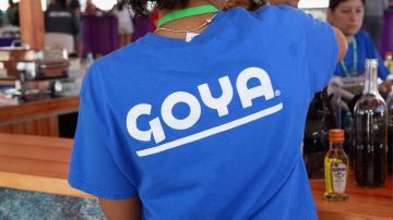 Una mujer con una camiseta de la marca Goya en Miami.
