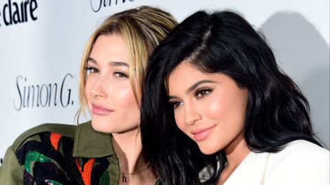 Hailey Baldwin junto a Kylie Jenner.