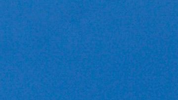 Un avión de American Airlines sobrevolando las instalaciones del Aeropuerto de El Prat, en Barcelona.