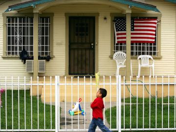 Estadounidenses blancos recibieron los cheques de estímulo más rápido que los afroamericanos y latinos
