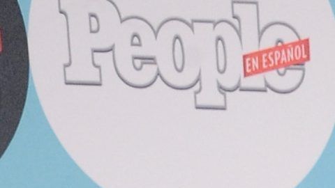 Sissi Fleitas disfruta en la playa usando un traje de baño de animal print - El Diario NY