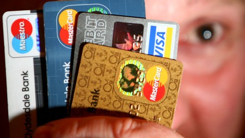 Tarjeta de crédito dinero intereses tiendas retailers finanzas descuentos riesgo APR