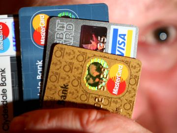 Tarjeta de crédito dinero intereses tiendas retailers finanzas descuentos riesgo APR