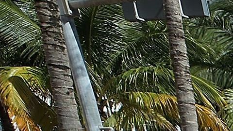 Turistas cargando maletas en Miami Beach.