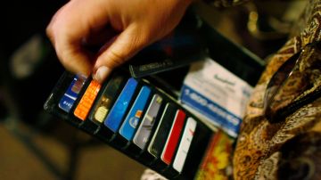 Los cuentahabientes están utilizando sus tarjetas de crédito para hacerle frente a sus gastos pues el salario no les alcanza