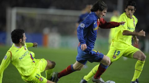 César Delgado en su etapa como jugador del Olympique de Lyon enfrentando a Leo.