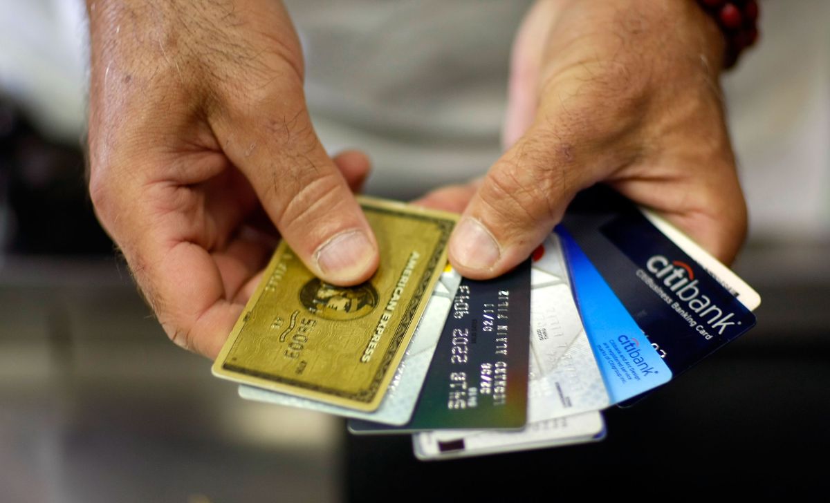 Debes comunicarte con tu banco para ver cómo te podrían ayudar a liquidar tus deudas.
