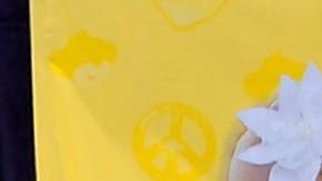 El cantante Monti, en el centro, en una actuación con Menudo en Hollywood (California).