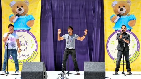 El cantante Monti, en el centro, en una actuación con Menudo en Hollywood (California).