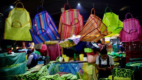 Zara vende bolsas de mercado redes explotan acusan de apropiación cultural