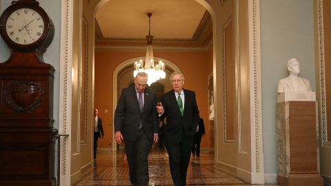 Los líderes en el Senado, Charles Schumer y Mitch McConnell.