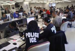 Acusan que audiencias para deportación en persona ponen en peligro a inmigrantes