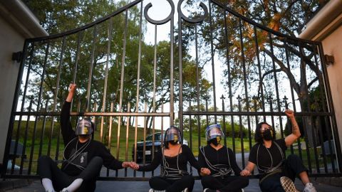 Un grupo de inmigrantes se encadenó a la mansión del gobernador Gavin Newsom para pedir la liberación de presos para prevenir el contagio de COVID-19. (Cortesía Brooke Anderson)