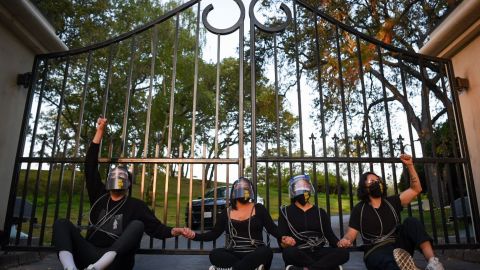 Un grupo de inmigrantes se encadenó a la mansión del gobernador Gavin Newsom para pedir la liberación de presos para prevenir el contagio de COVID-19. (Cortesía Brooke Anderson)