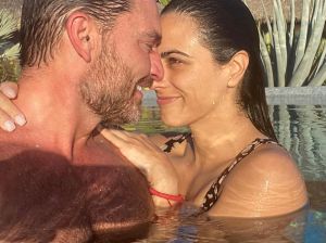 Julián Gil recibe una sorpresa de parte de su novia Valeria Marín al salir del hospital