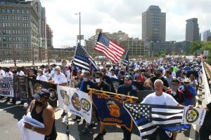 Marcha contra balaceras termina con arrestos de miembros de 'Black Lives Matter' y policías heridos