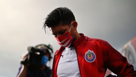 Oribe Peralta de las Chivas usando cubrebocas.