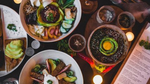 La lentejas no solo se comen en sopa o caldo, son perfectas para ensaladas cálidas, acompañar pescado, panes y con batata.